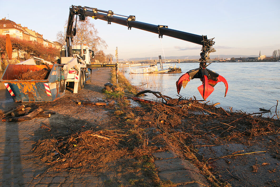 Lavori di pulizia dopo un'alluvione del Reno