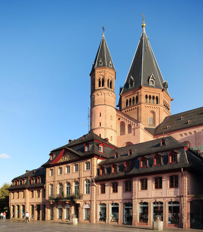 Соборні будинки перед східною вежею