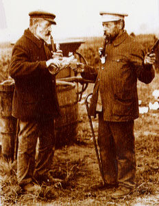 Immagine storica di una vendemmia con due uomini nel vigneto