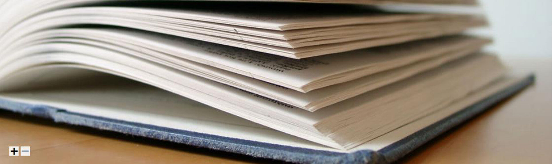 Nahaufnahme eines aufgeschlagenen Buchs