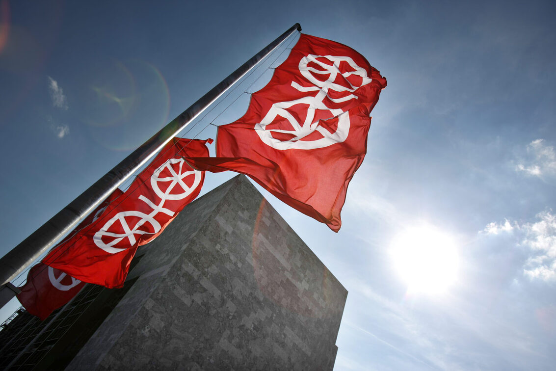 Прапори перед ратушею