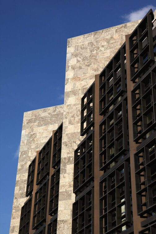 Ратуша на тлі блакитного неба