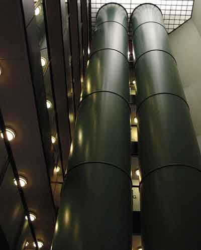 Два трубчасті ліфти на сходовій клітці.