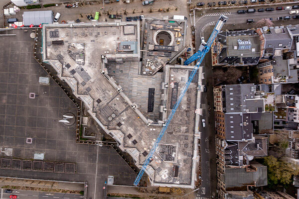 Drone görüntüsü: Vinç ve iskele ile yukarıdan belediye binası