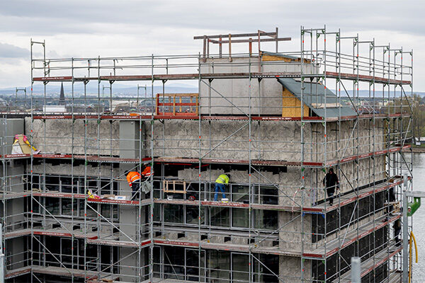 Belediye binası, iskele ve işçilerle birlikte.