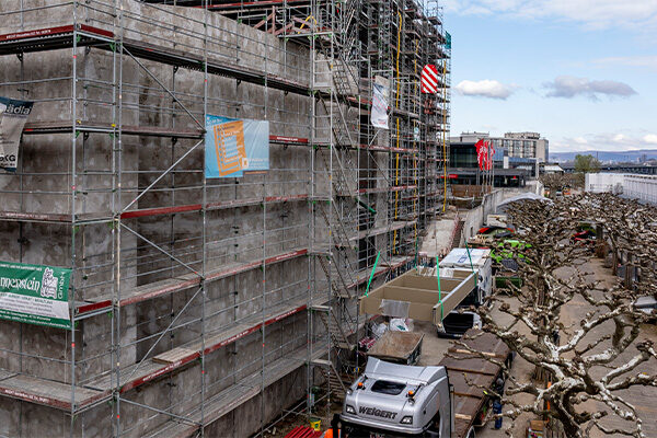 İskeleli belediye binası inşaat alanı.