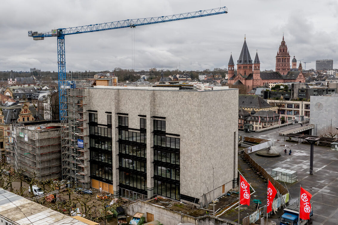 Belediye binası önünde bir vinç duruyor, arka planda Mainz Katedrali görülüyor