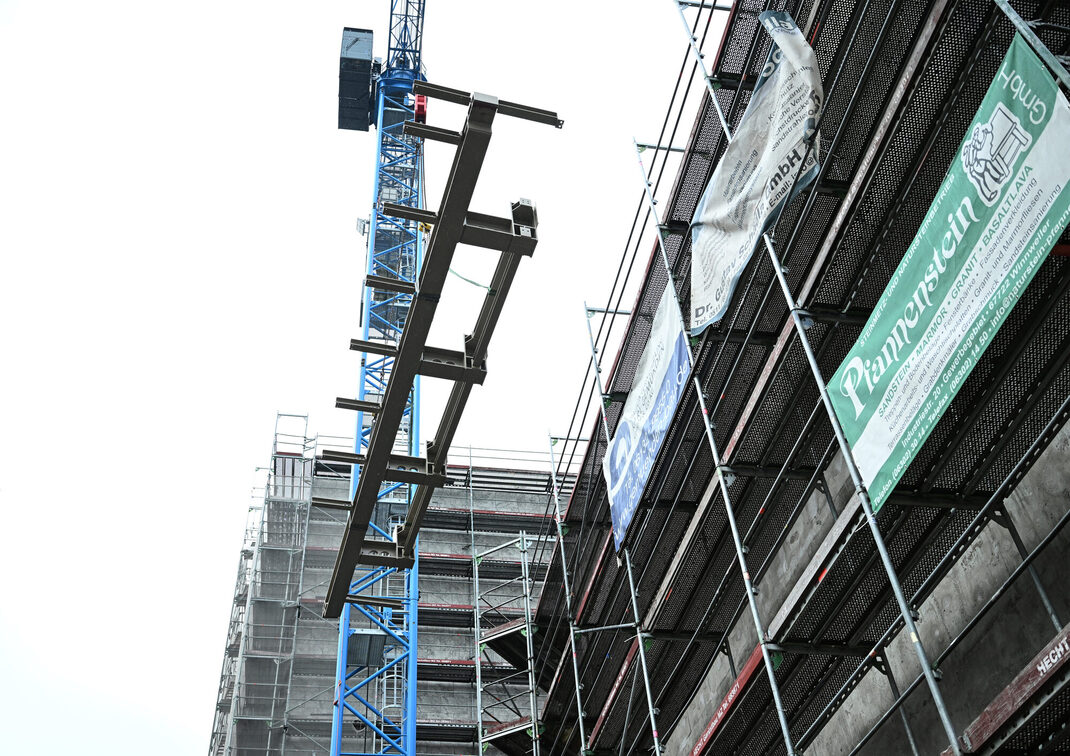 Aşağıdan yukarıya doğru fotoğraflanan iskele ve vinç