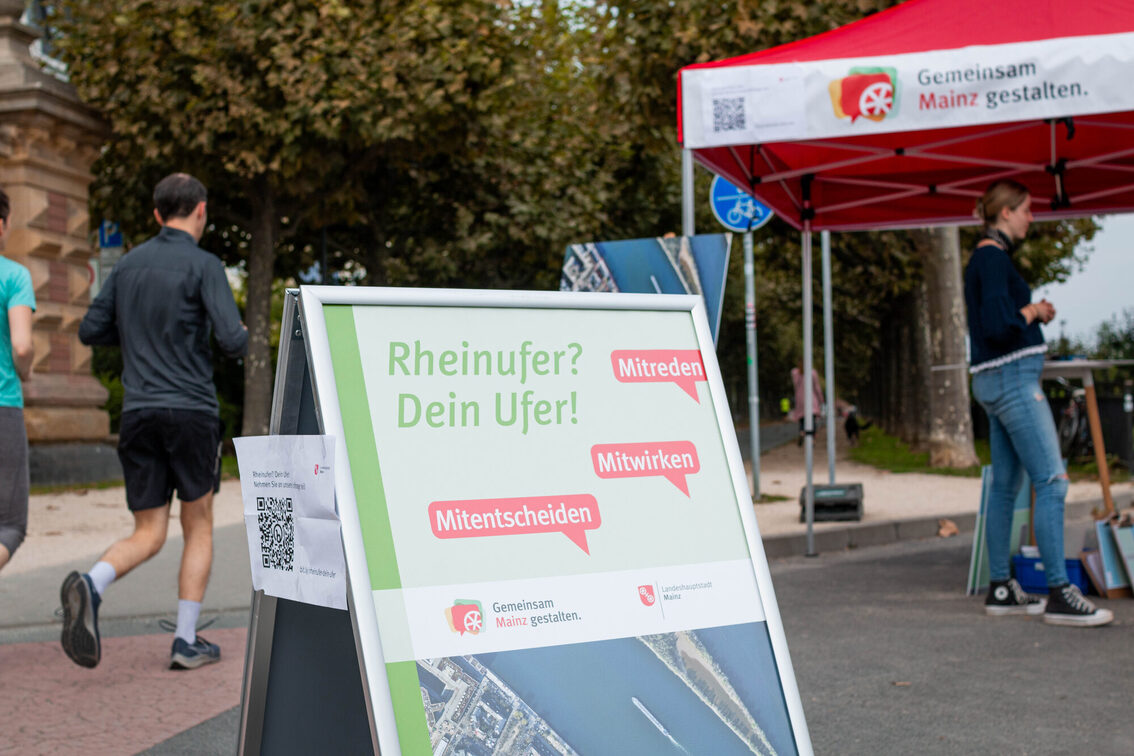 Стенд громадської участі на березі Рейну