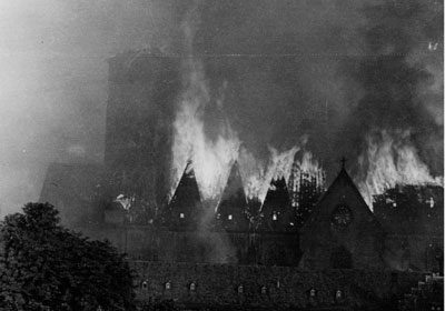 13.8.1942: St. Stephen's płonie po nalocie bombowym