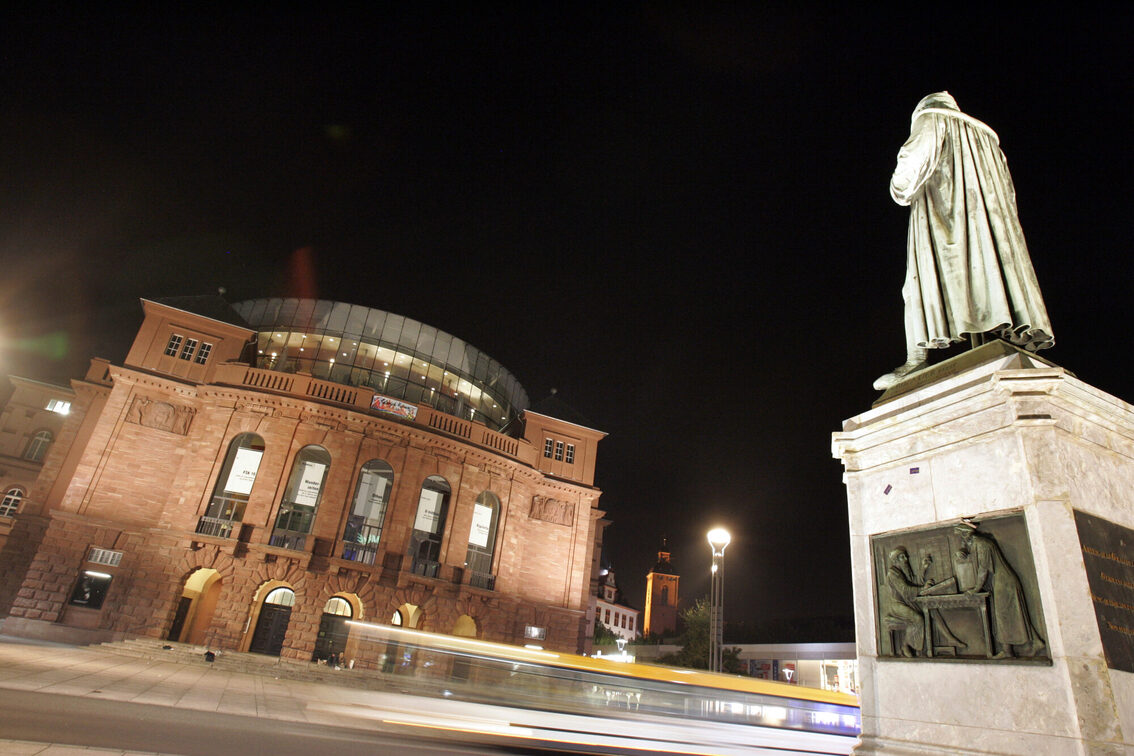 La statue de Gutenberg donne sur le Sraatstheater de Mayence