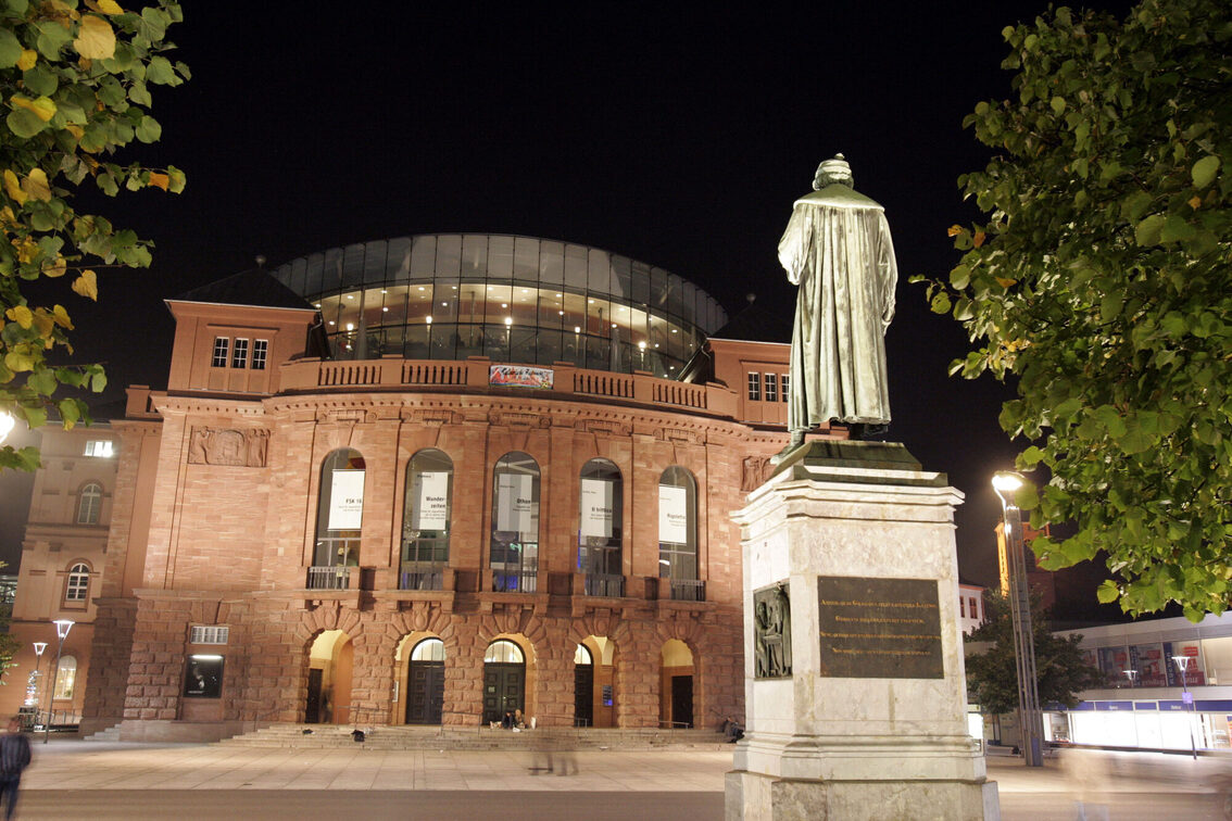 Théâtre national de Mayence avec le monument de Gutenberg