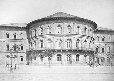 Le théâtre vers 1870 avec l'auditorium clairement visible