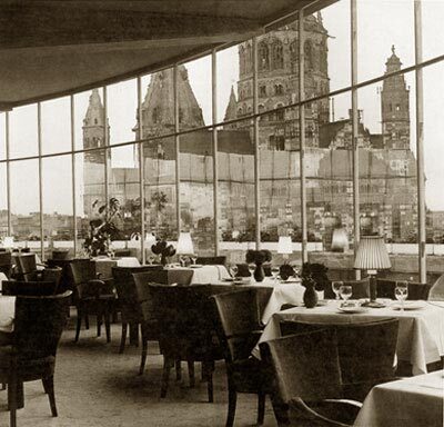 Ancien restaurant sur le toit avec vue sur la cathédrale