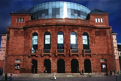 Le théâtre après la rénovation avec le nouveau cylindre de verre