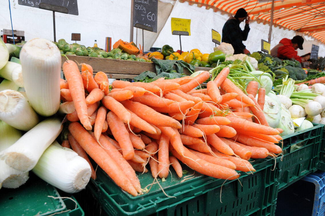 Detailaufnahme Karotten an einem Gemüsestand des Wochenmarktes