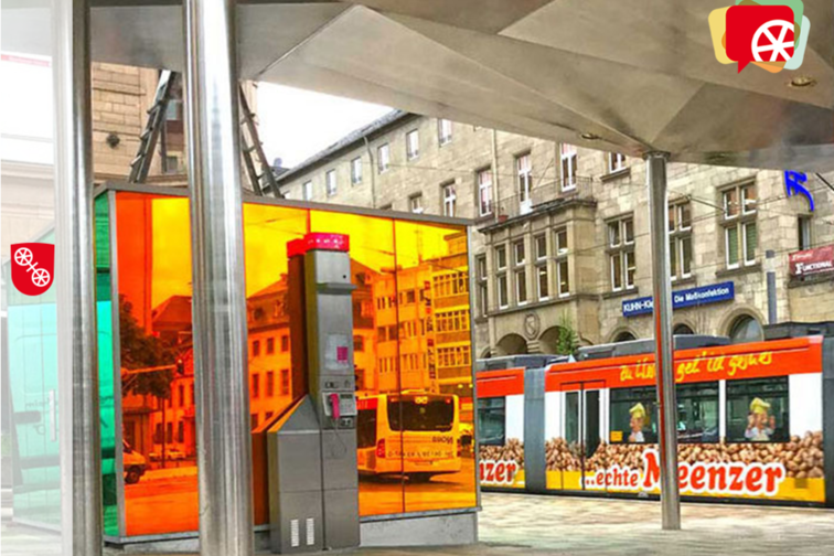 Кольорове скляне облицювання туалетів на площі Мюнстерплац