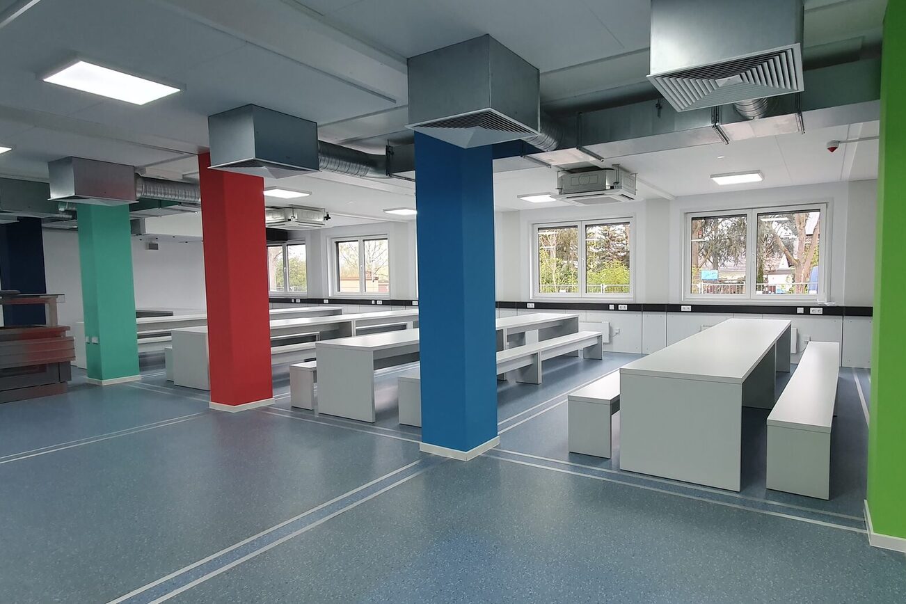 منظر داخلي للمطعم المؤقت، كما في أبريل 2024