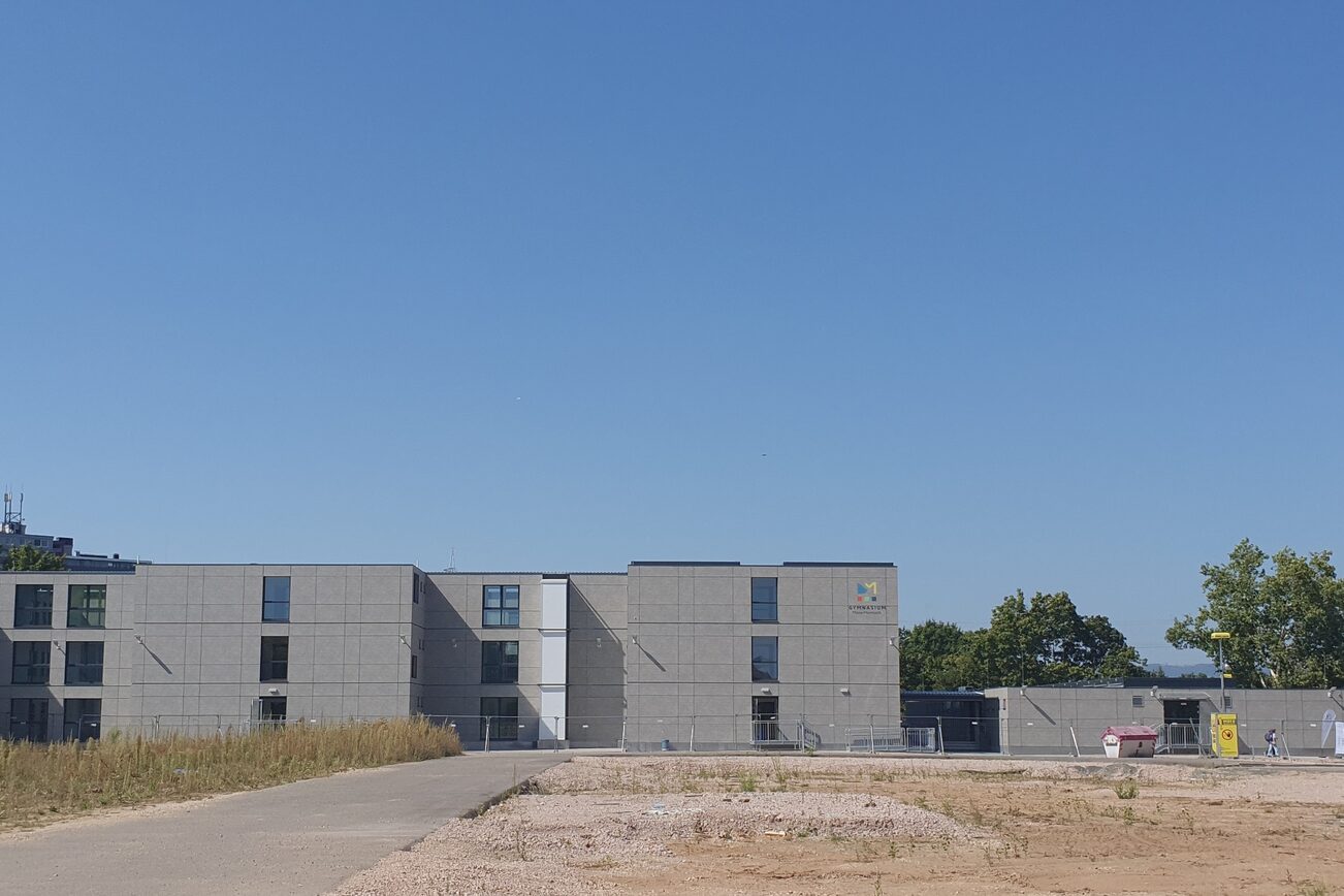 المنظر الخارجي للمبنى المؤقت، اعتباراً من أغسطس 2024