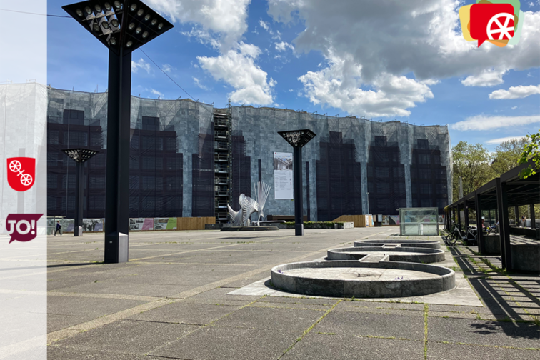 Фотографія площі Йокель-Фукс-Плац з видом на ратушу