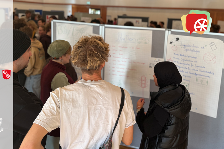 Молодь та працівники міської адміністрації на Молодіжній конференції 2025