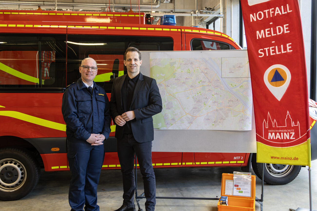 Le maire Nino Haase (à gauche) et Stefan Behrendt (à droite) devant un poste d'appel d'urgence mobile