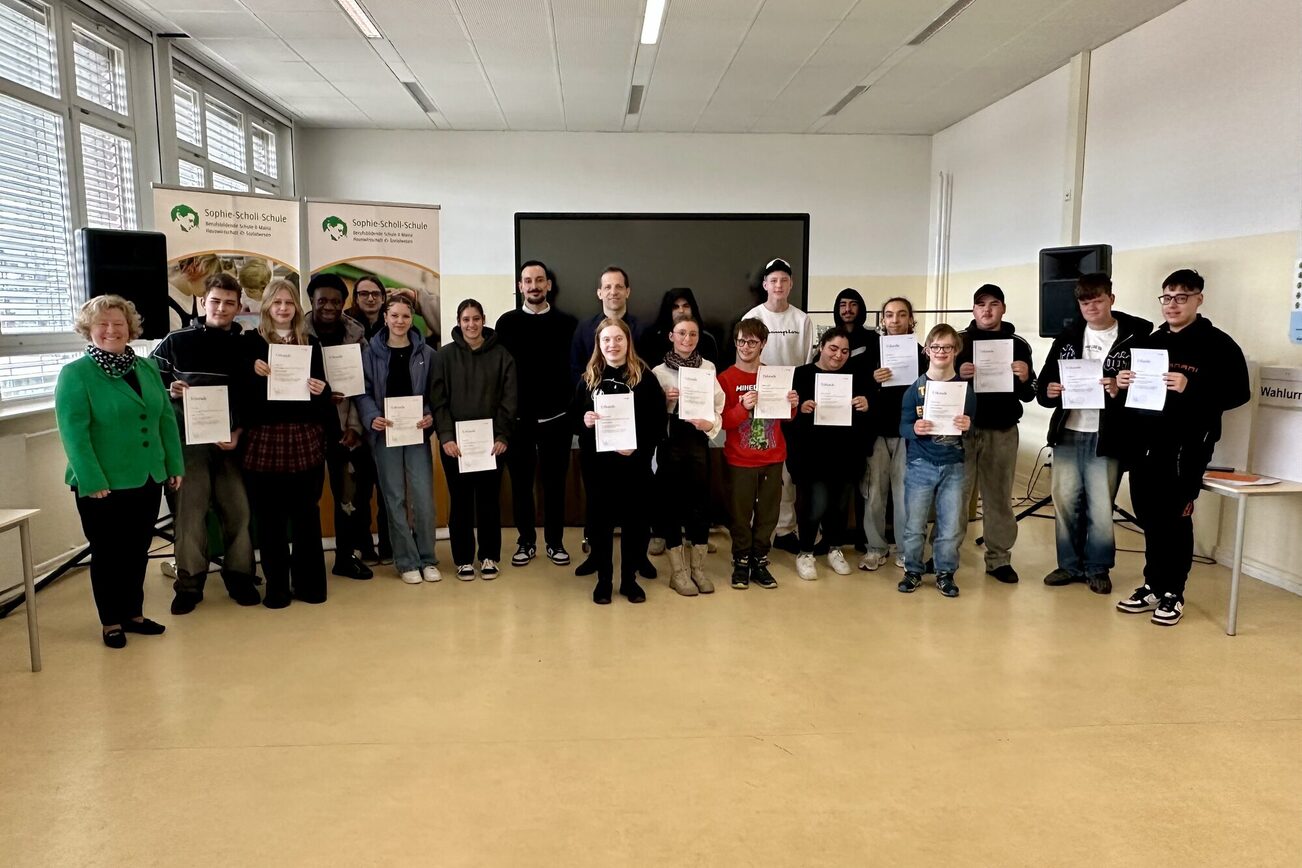 Gli alunni della BBS 2 con i certificati per il loro impegno. Sullo sfondo il sindaco Nino Haase.