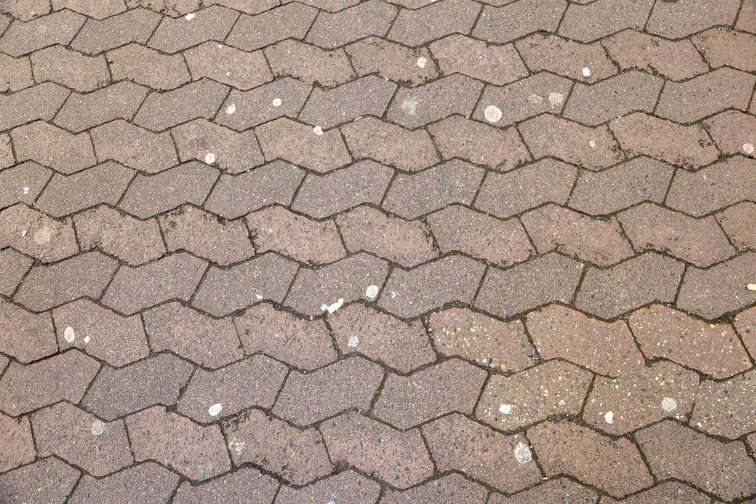 Piedras zona peatonal con goma de mascar