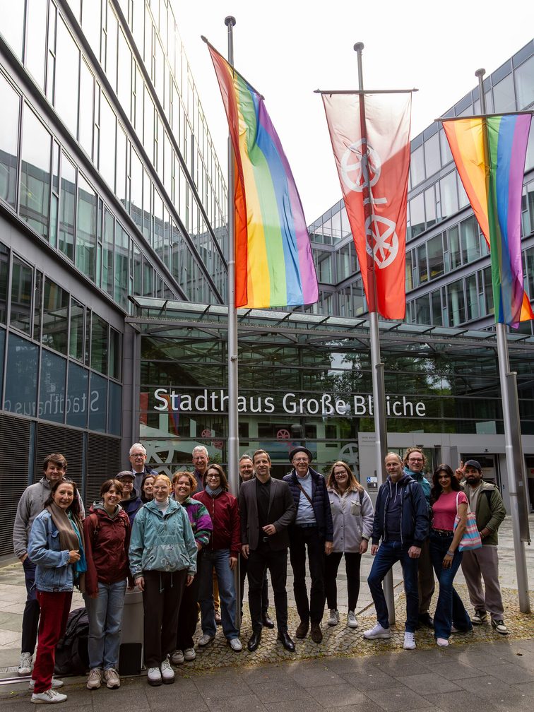 Le maire Nino Haase avec des représentants LGBTIQ+ lors de la levée du drapeau arc-en-ciel.