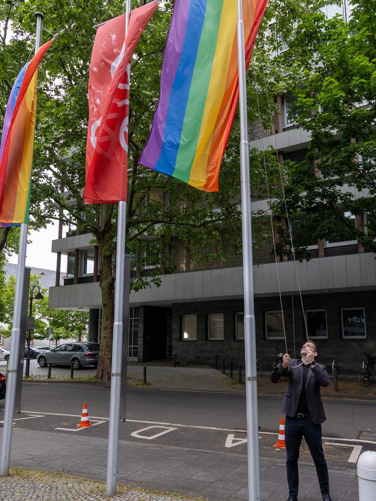 Le maire Nino Haase hisse un drapeau arc-en-ciel