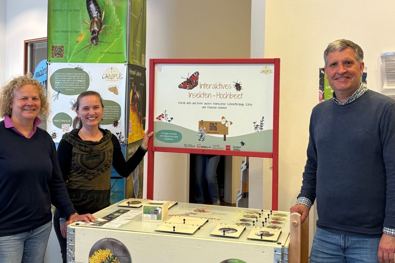 Janina Steinkrüger, responsable de l'environnement, Laura Aporius, collaboratrice scientifique du GT Didactique et Daniel Dreesmann, responsable du GT Didactique de la biologie, ont inauguré aujourd'hui l'exposition itinérante interactive.