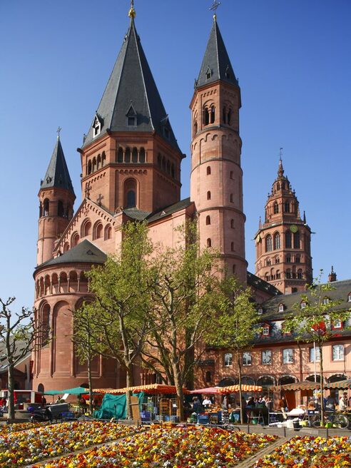 Ринок перед східним хором собору