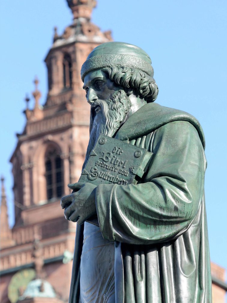 Gutenberg monument, St. Martin's Cathedral in the background