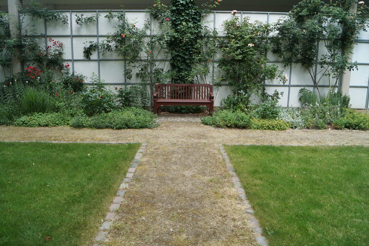 Лавка в монастирському саду