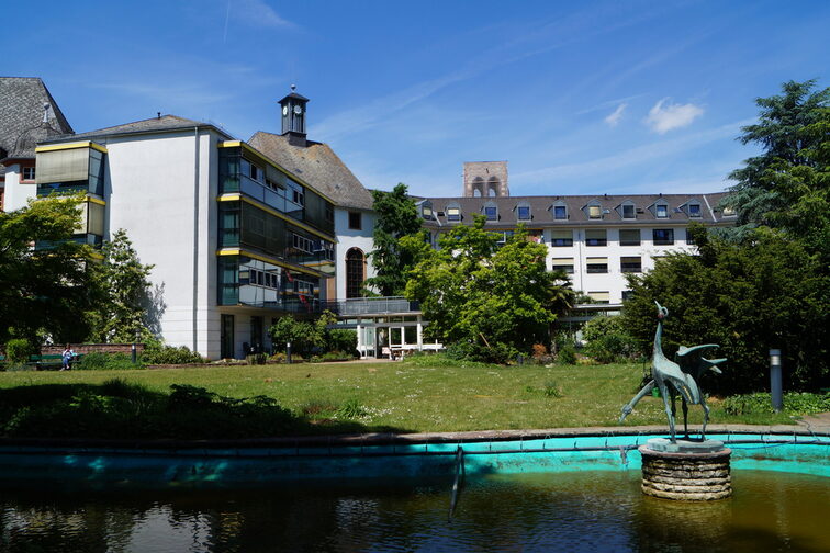 Парк біля будинку для літніх людей з невеликим ставком