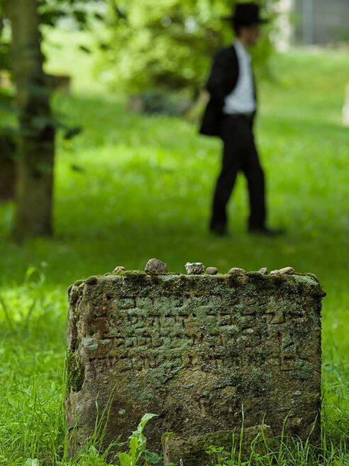 Besucher auf dem alten jüdischen Friedhof "Judensand".