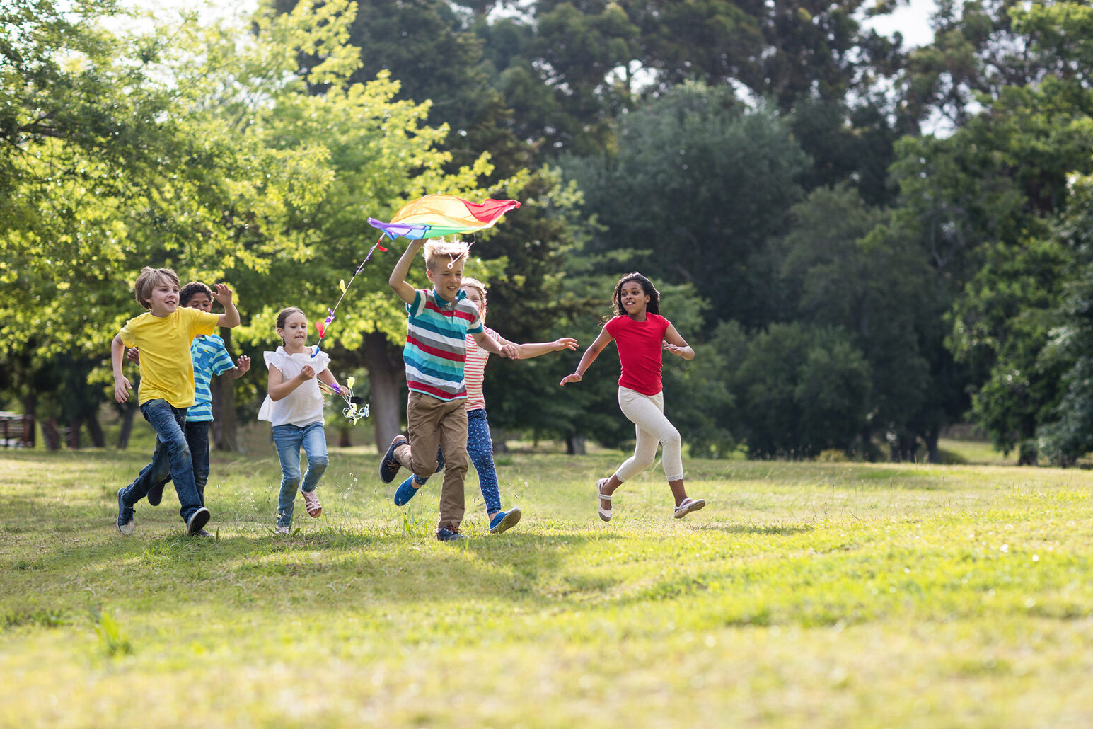 Dzieci bawiące się na łące