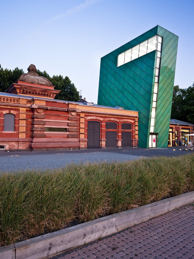 Vue extérieure de la Kunsthalle Mainz avec sa remarquable tour verte