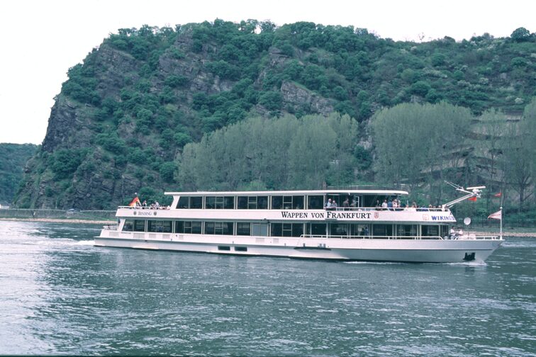 Un bateau d'excursion de la ligne Primus sur le Rhin devant la Lorelei