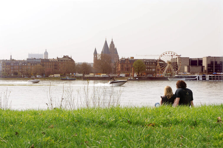 Couple on the banks of the Rhine in Kastel with a view of the Mainz city skyline