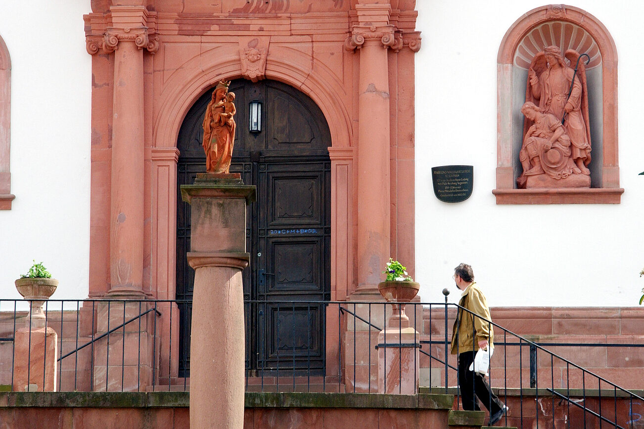 Eingang zur Kath. Pfarrkirche St. Stephan Marienborn