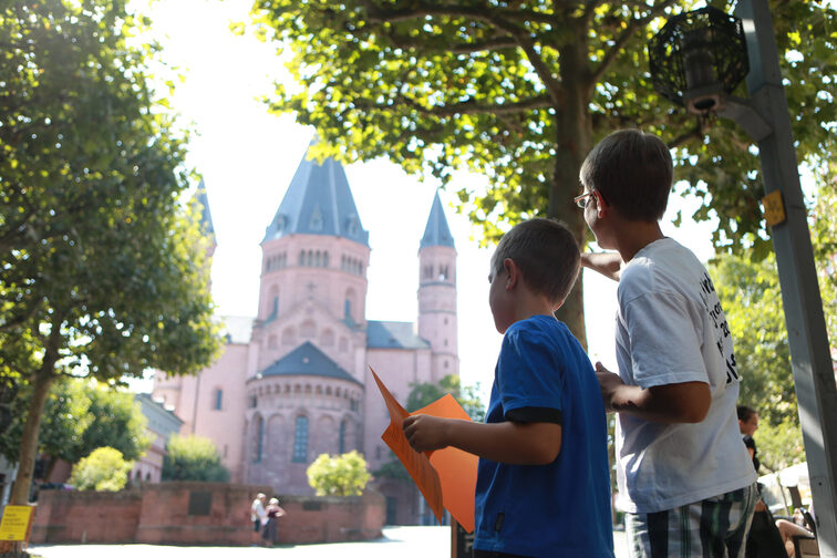 Deux enfants devant la cathédrale lors d'un rallye urbain
