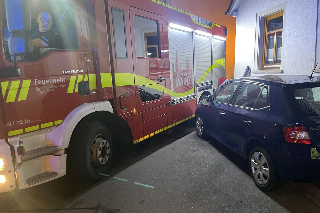 Na tym zakręcie nie da się przejechać bez uszkodzeń. Pomimo doświadczonego kierowcy i co najmniej czterech drogowskazów.