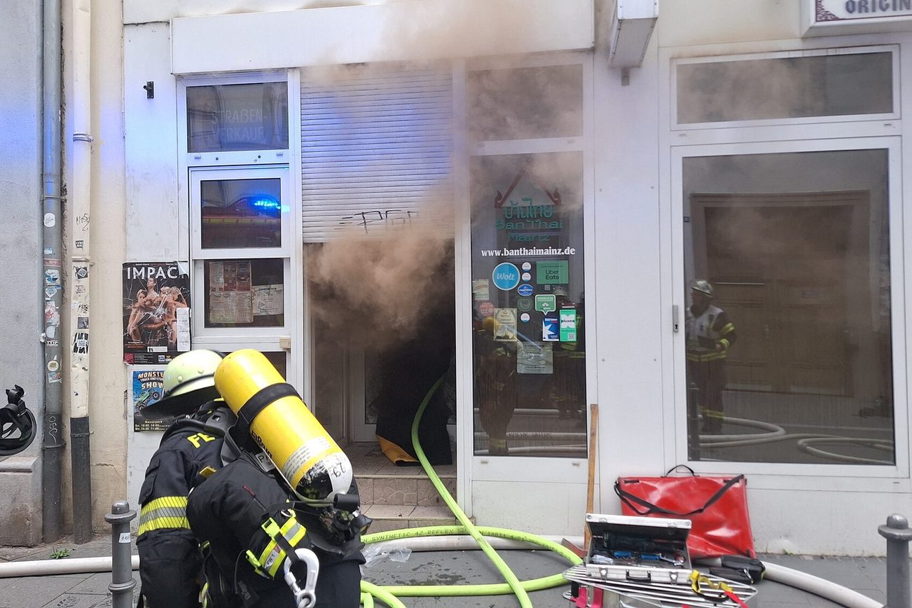 Lutte contre l'incendie par les pompiers.