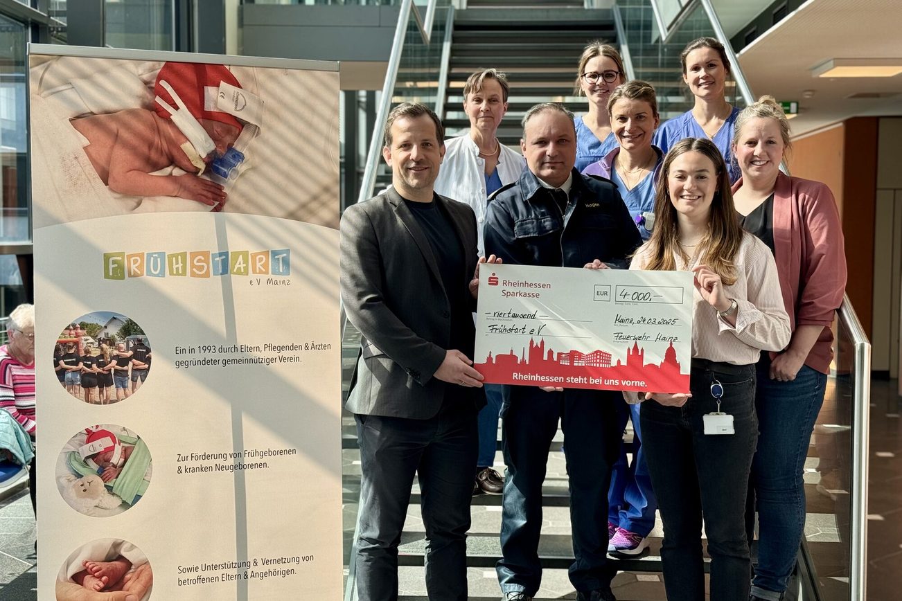 Handover of the donation check