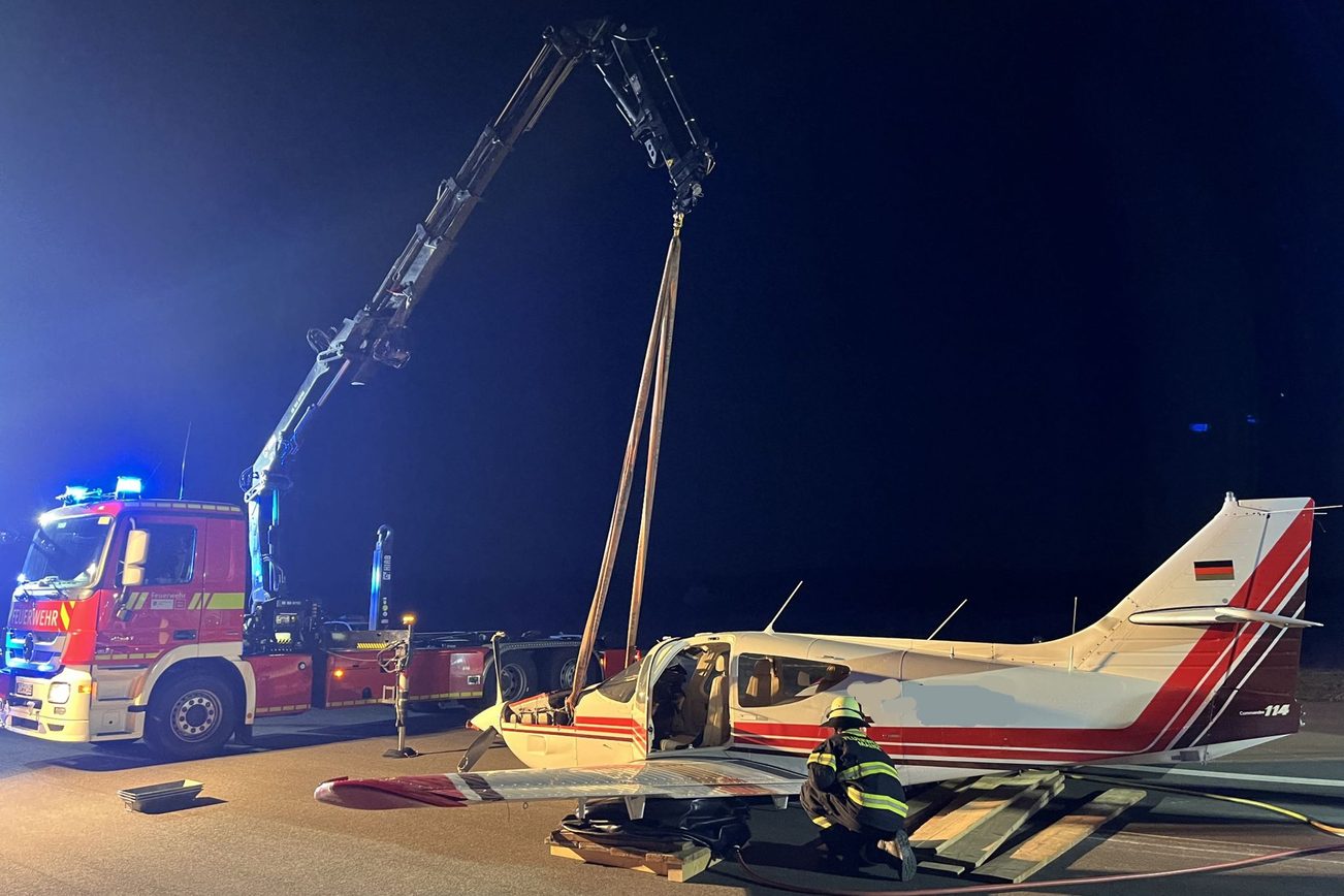 Recovery work on the small aircraft. Note: The registration number of the aircraft has been made unrecognizable for data protection reasons.