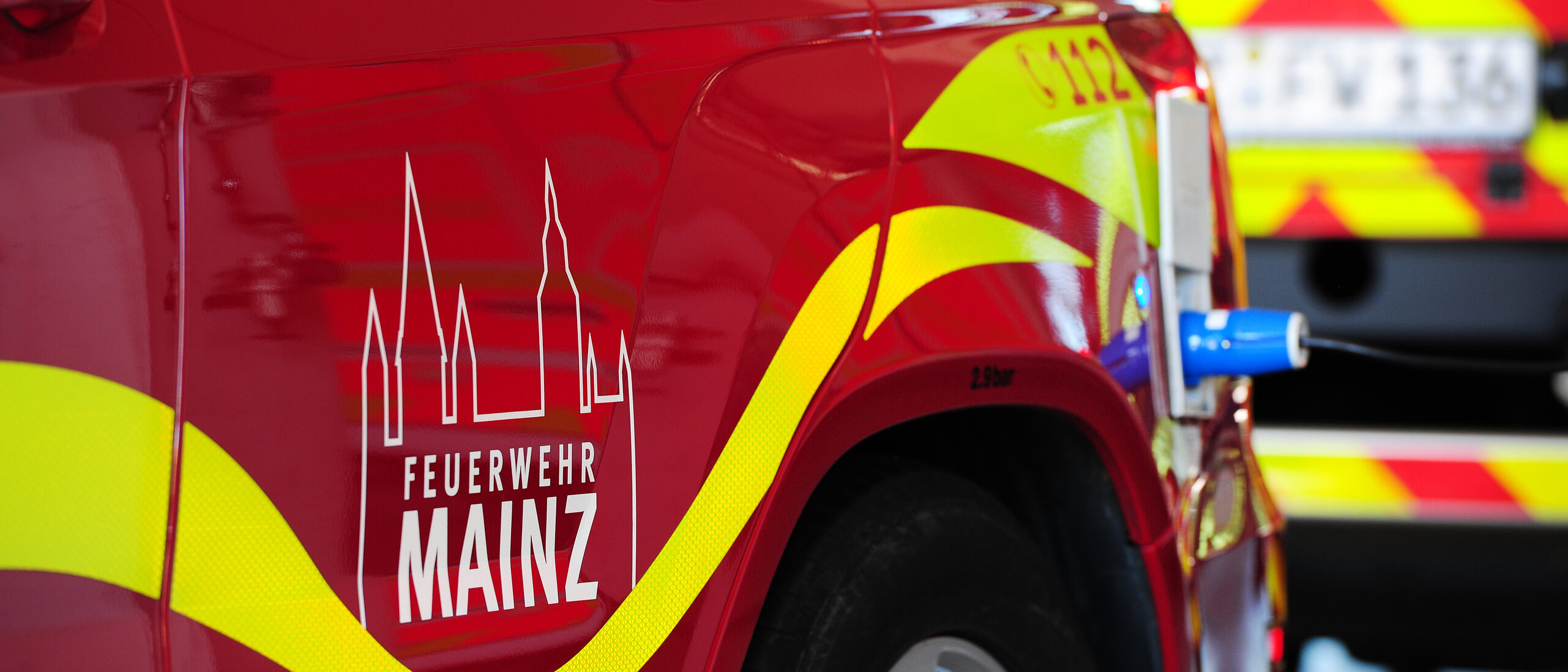 Feuerwehr Mainz - Einsatzfahrzeug in rot, mit Domsilhouette und dem Schriftzug: Feuerwehr Mainz