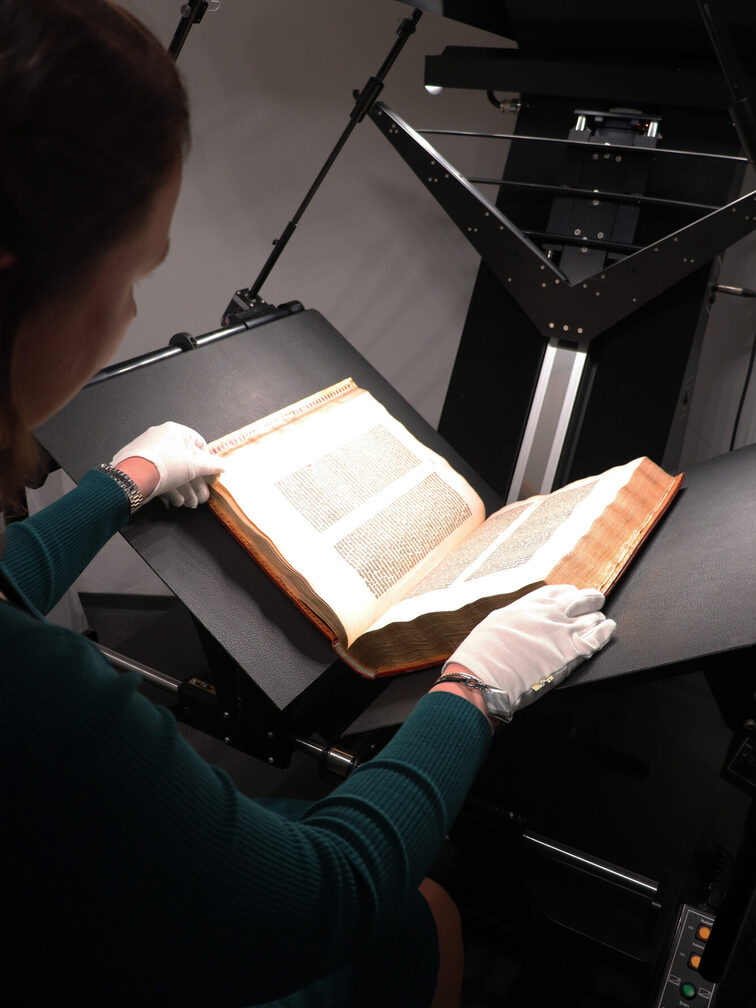 korrekter konservatorischer Umgang der Bibeln während des Scannens