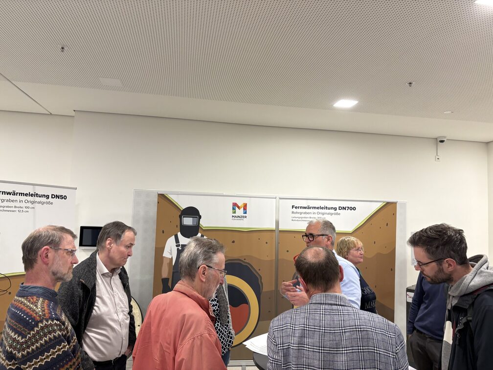 Zainteresowani mieszkańcy na stoisku ciepłowniczym w Moguncji