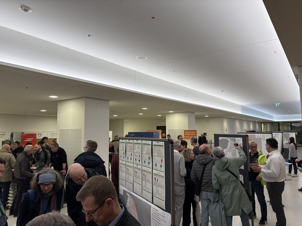 Zainteresowani obywatele z plakatami i arkuszami informacyjnymi dotyczącymi działań